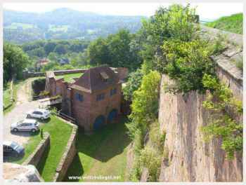 Évolution historique : Du château fort médiéval au lieu culturel