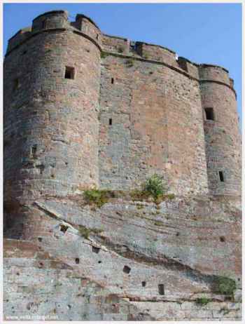 Partie médiévale : Donjon, mur-bouclier, cour Renaissance