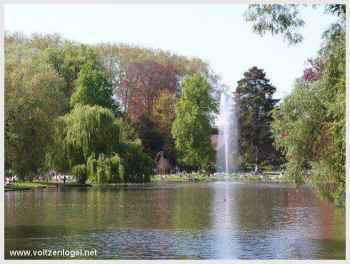 Strasbourg serein: Foule estivale, détente, recoins calmes, Parc de l'Orangerie