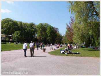 Promenade familiale: Aires de jeux, manège, balade, Parc de l'Orangerie, détente dominicale