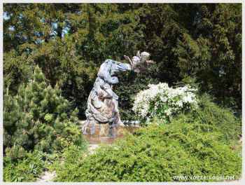 Étang quiétude: Libellules, fontaines, sculptures, écosystème captivant