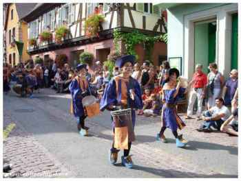 Féerie du cortège : défilez dans la vieille ville au son du Moyen Âge