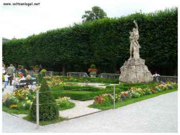 Charme Floral: Belvédères et Statues