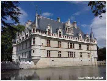 Vue envoûtante du Château d'Azay-le-Rideau depuis la rive sud de l'Indre