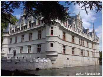 Silhouette majestueuse du Château d'Azay-le-Rideau se reflétant dans l'Indre