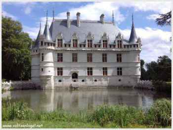 Perspective pittoresque du Château d'Azay-le-Rideau depuis les jardins de l'autre rive