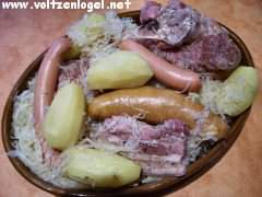 Alsace traditionnelle: Préparation de choucroute - scène de cuisine illustrant les valeurs culturelles