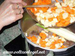 Pommes de terre et navets cuits, prêts à être transformés en une purée onctueuse