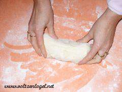 Étape Artisanale de la Préparation de la Pâte, Fusion de Farine et Œuf
