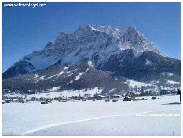 Skieurs de fond explorant les paysages alpins près d'Ehrwald