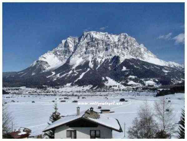 Skieurs de fond profitant des vues panoramiques sur les Alpes