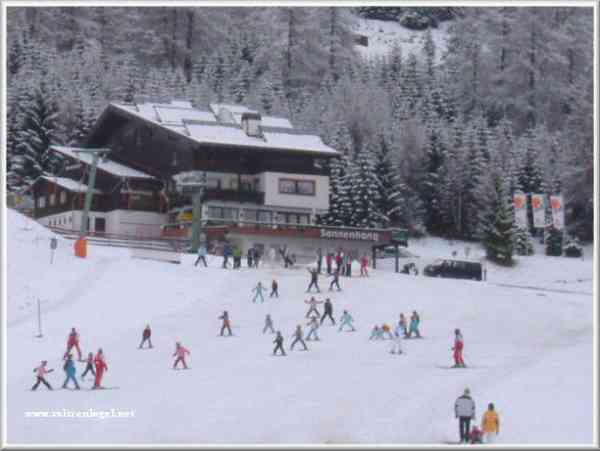 Skieur dévalant une piste de ski à Lermoos, Autriche