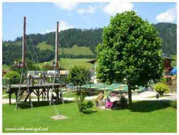 Activités nautiques au lac Walchsee : paddle et voile.