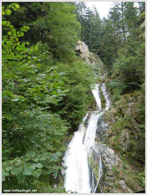 Monastère d'Allerheiligen surplombant les cascades.