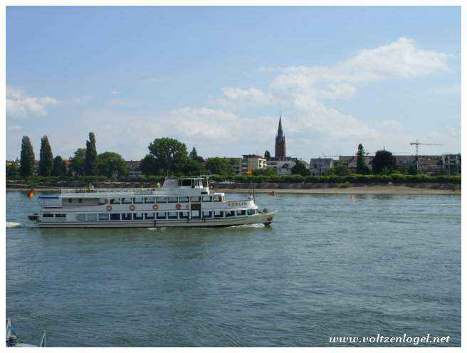Promenade paisible le long du Rhin.
