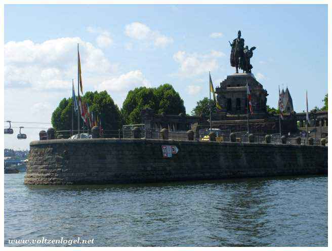 Statue du Cavalier de Coblence, symbole historique et charme pittoresque.