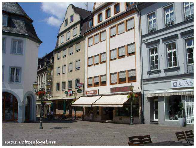 Cafés animés et terrasses en plein air de Coblence.