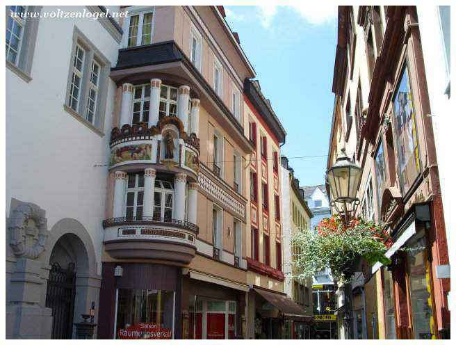 Façades historiques et places animées de Coblence.