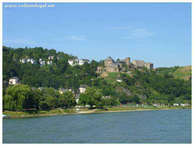 Château de Rheinfels dominant Sankt-Goarshausen, symbole d'histoire et de puissance.