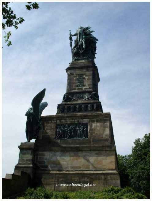 Rüdesheim am Rhein. La Drosselgasse. Monument du Niederwald Germania