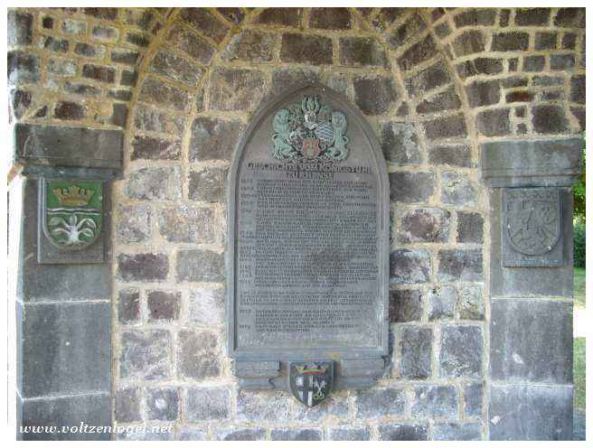 Porte de la ville et remparts de Rhens, témoins de son passé glorieux.