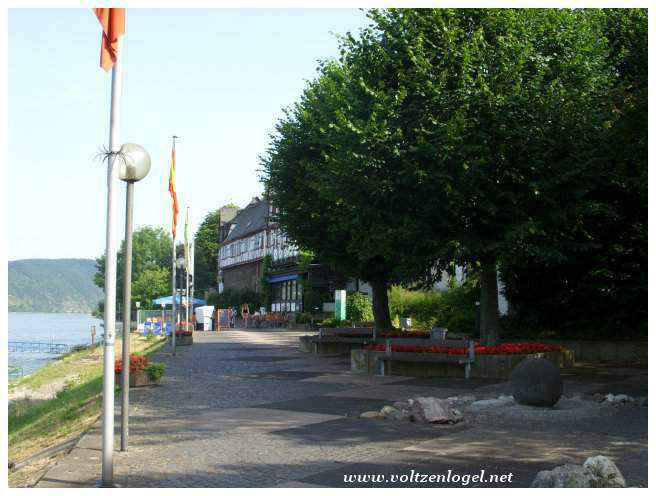 Détente au bord du Rhin dans la charmante ville de Rhens
