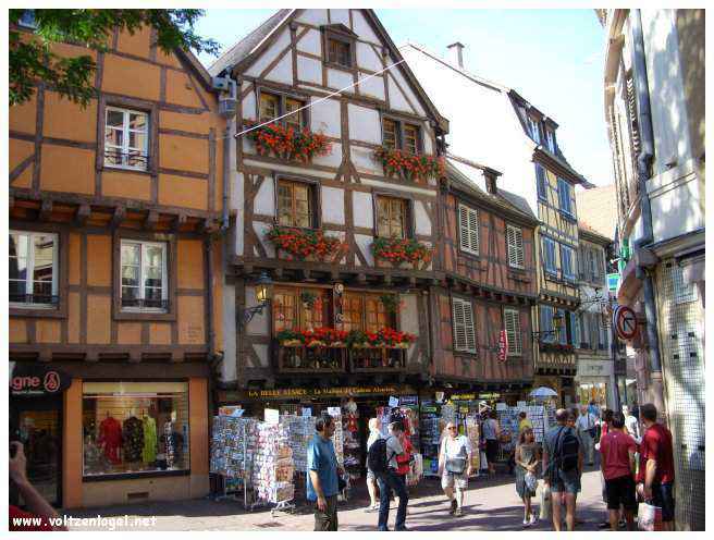Ruelles pavées, plongée dans l’histoire médiévale de la ville.