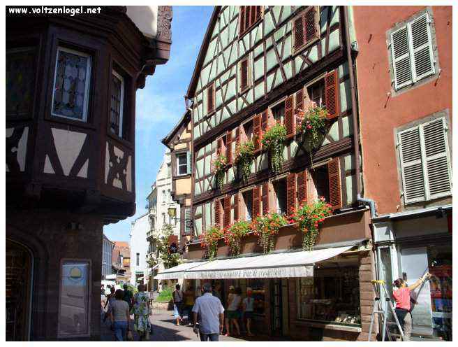 Reflets des bâtiments historiques sur les canaux de Colmar.