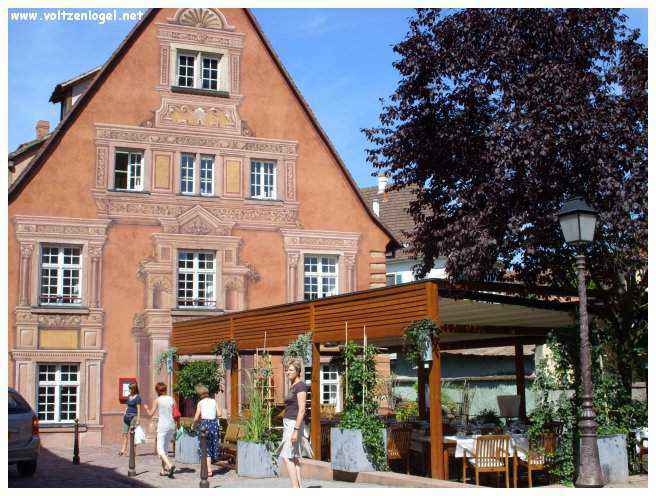 Promenade romantique le long des canaux de Colmar, Alsace.