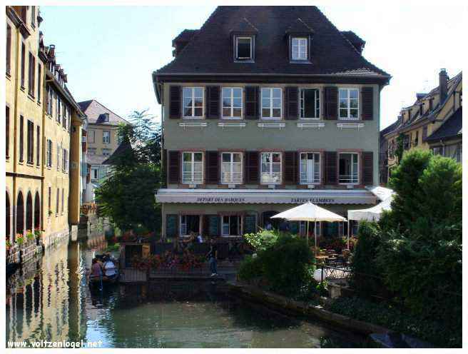 Vue pittoresque des canaux de la Petite Venise à Colmar.