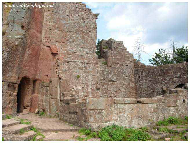 Forteresse médiévale du Château de Fleckenstein vue de loin.