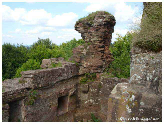 Vestiges des salles intérieures du Château de Fleckenstein.