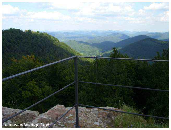 Panorama sur les Vosges depuis les hauteurs du Château de Fleckenstein.