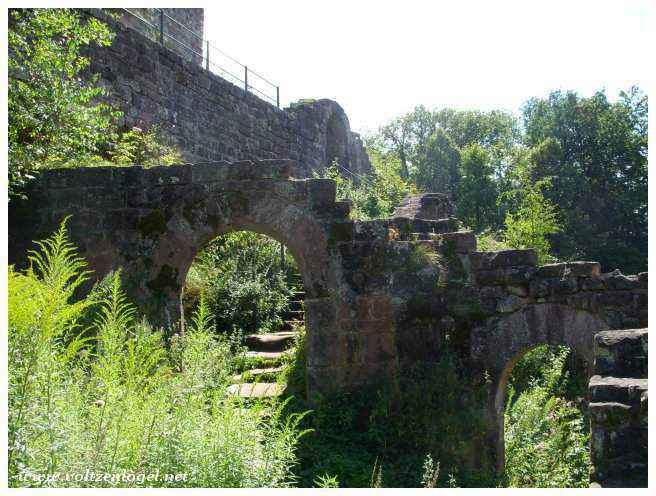 Vue aérienne du Château de Fleckenstein et de ses remparts imposants.