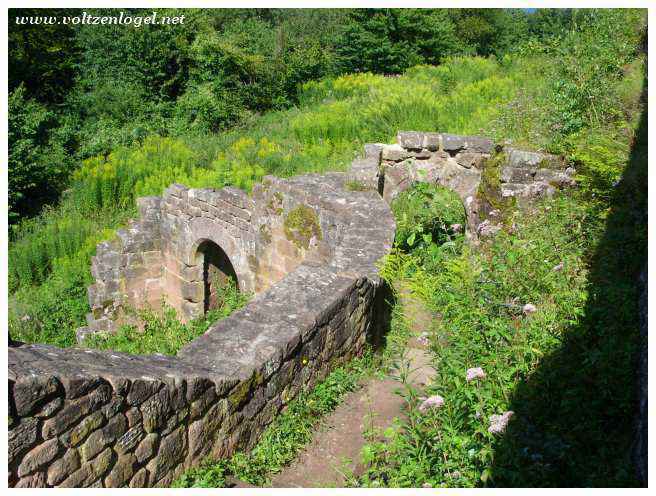 Vestiges intérieurs du Château de Fleckenstein, empreints d’histoire.