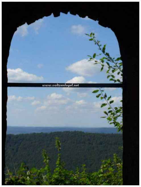 Vue panoramique du Château de Fleckenstein et des Vosges du Nord