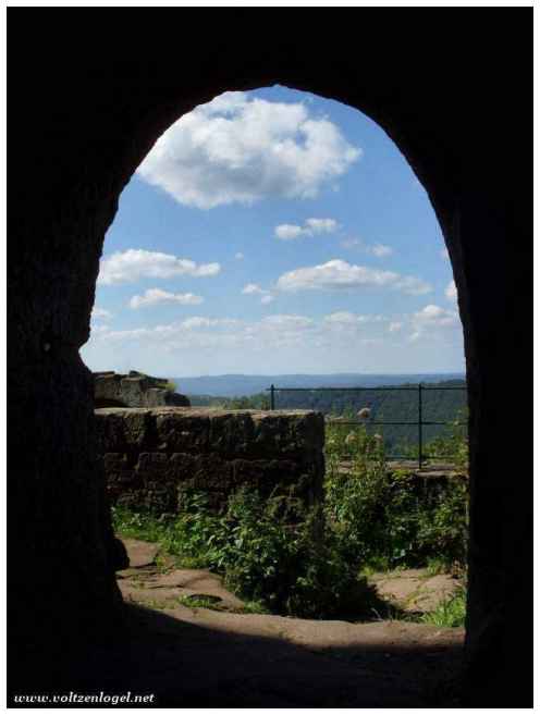 Vue panoramique du Château de Fleckenstein et des Vosges du Nord