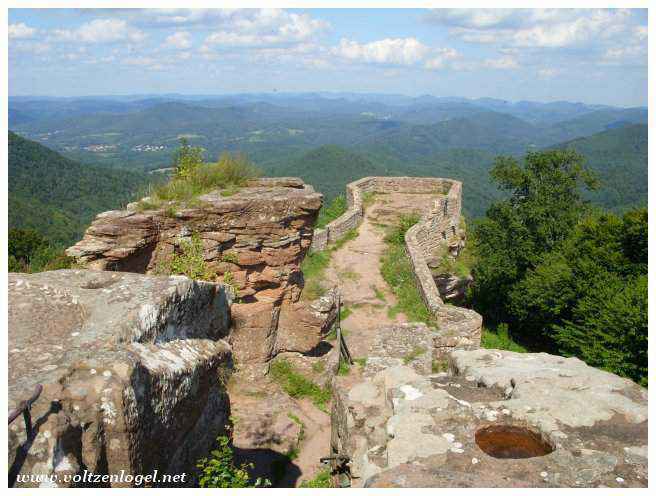 Vue panoramique du Château de Fleckenstein et des Vosges du Nord