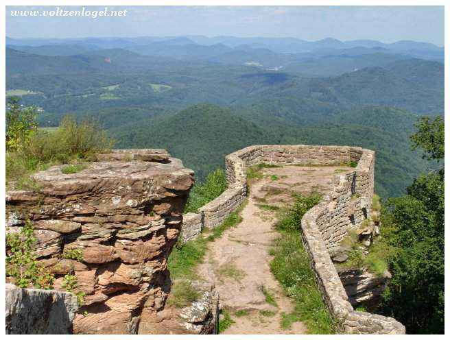Vue panoramique du Château de Fleckenstein et des Vosges du Nord