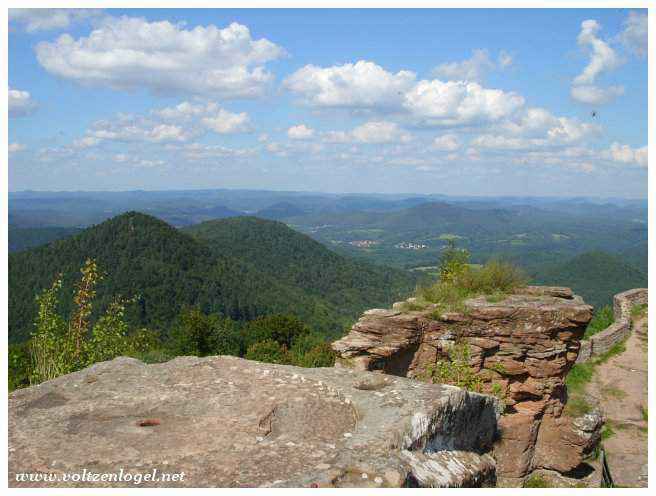 Vue panoramique du Château de Fleckenstein et des Vosges du Nord