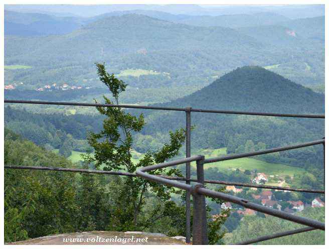 Vue panoramique du Château de Fleckenstein en Alsace