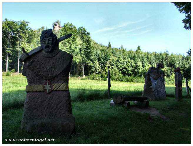 Enfants jouant dans l'aire médiévale du Gimbelhof.