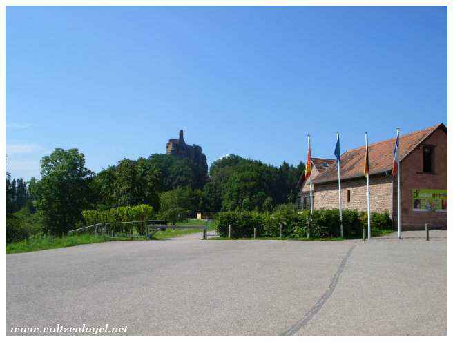 Vue aérienne du château Fleckenstein et paysages alsaciens