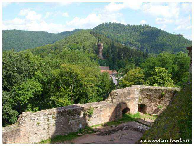 Sentier de randonnée menant aux châteaux forts d'Alsace