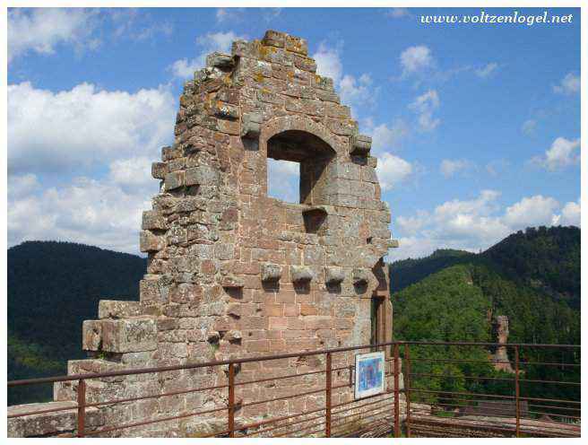 Vue panoramique sur les châteaux forts des Vosges du Nord.