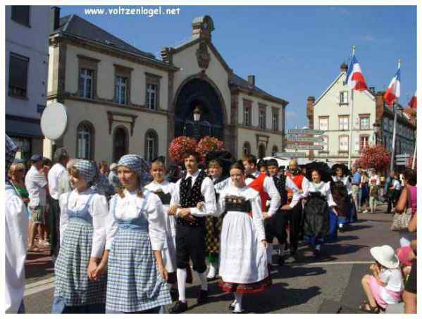 Défilé coloré de la Fête du Houblon à Haguenau, célébrant les folklores du monde.