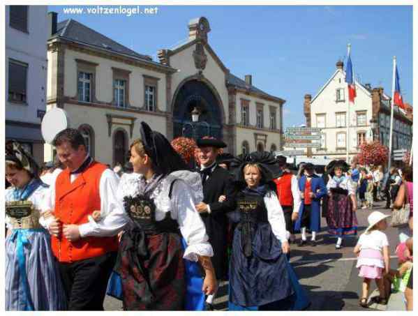 Défilé coloré de la Fête du Houblon à Haguenau, célébrant les folklores du monde.
