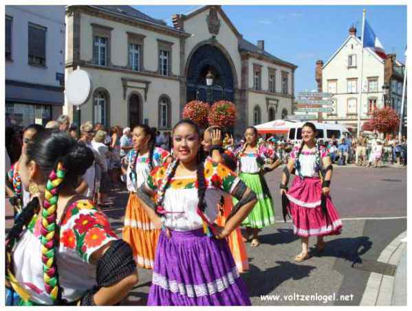 Défilé coloré de la Fête du Houblon à Haguenau, célébrant les folklores du monde.
