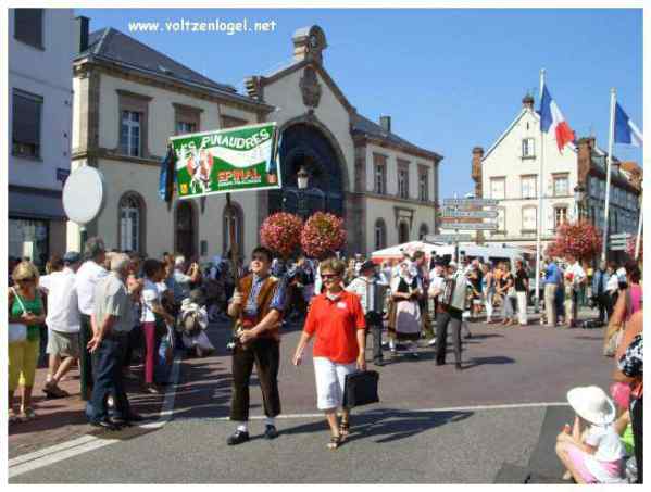 Défilé coloré de la Fête du Houblon à Haguenau, célébrant les folklores du monde.