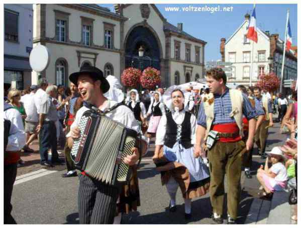 Défilé coloré de la Fête du Houblon à Haguenau, célébrant les folklores du monde.